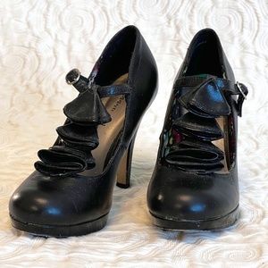 Ruffled Black Leather/Pattent Leather Pump